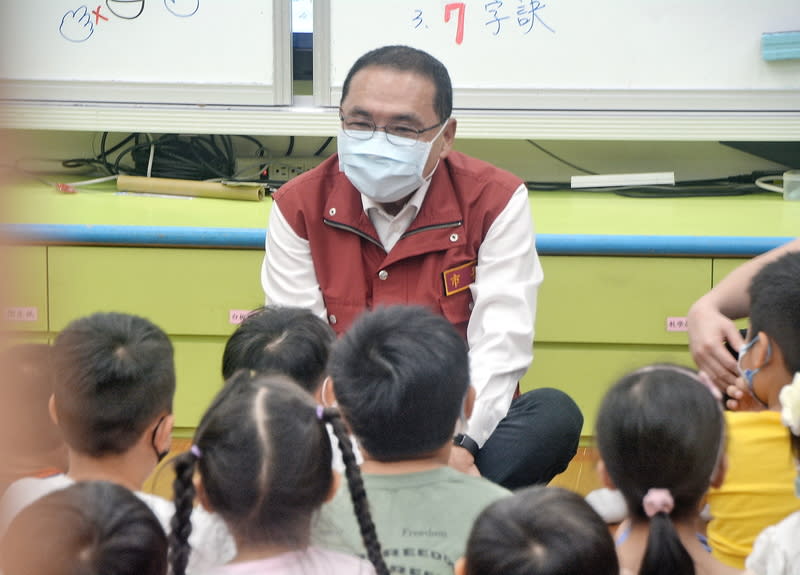 新北市長侯友宜（後）日前前往板橋區江翠國小附設幼兒園，觀摩幼教老師腸病毒防疫宣導，並與幼童問答互動，呼籲大家勤洗手。 （中央社資料照）