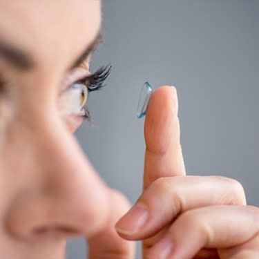 Woman-in-her-forties-inserting-contact-lenses_web