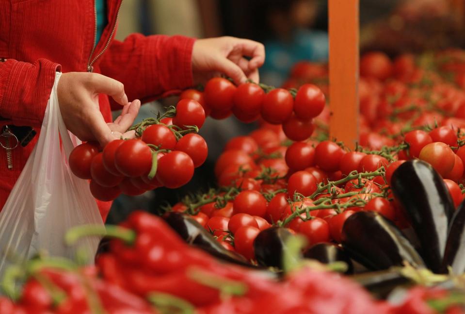 Das ist doch mal eine gute Nachricht: Pizza und Pasta helfen gegen Falten. Nun ja, leider nicht ganz. Aber die in der Soße enthaltenen Tomaten tun Gutes für Ihre Haut: In gekochten Tomaten stecken viele Antioxidantien. Enthaltende Karotinoide und Lycopin sind Anti-Aging-Mittel. (Bild: Getty Images / Sean Gallup)