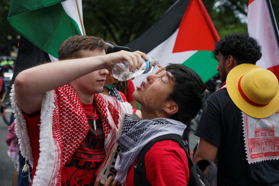 Un hombre lava los ojos de un manifestante afectado con gas pimienta en una protesta contra la guerra en Gaza . (Foto:  REUTERS/Seth Herald