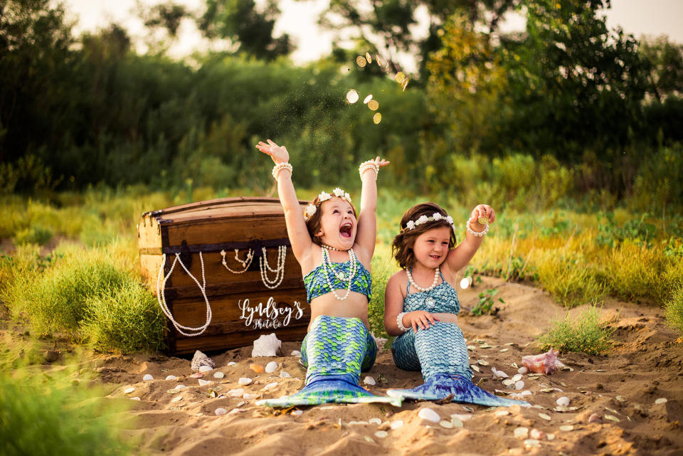 The girls' mom&nbsp;bought mermaid tails for the shoot.&nbsp; (Photo: Lyndsey Wright/Lyndseys Photo Co)