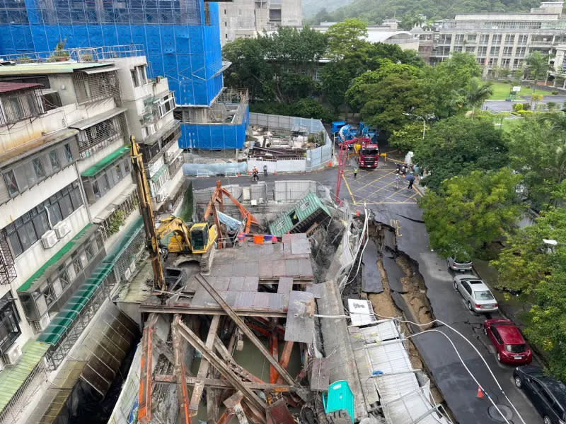 ▲基泰建設7日發生嚴重工安事故，導致大直街94巷附近建築出現災情，從大直工地制高點直擊，不只民宅下陷，還有天坑、道路變形。（圖／攝影陳明中攝）