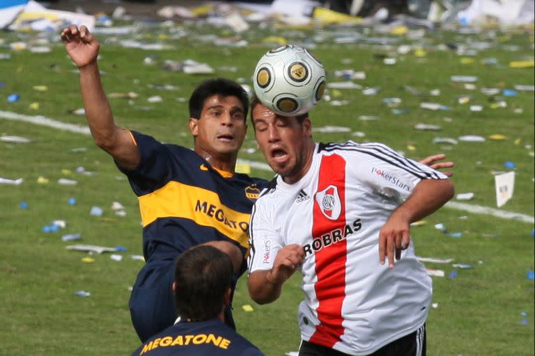 Ibarra, en disputa con Cristian Fabbiani, en un enfrentamiento del torneo Clausura 2009