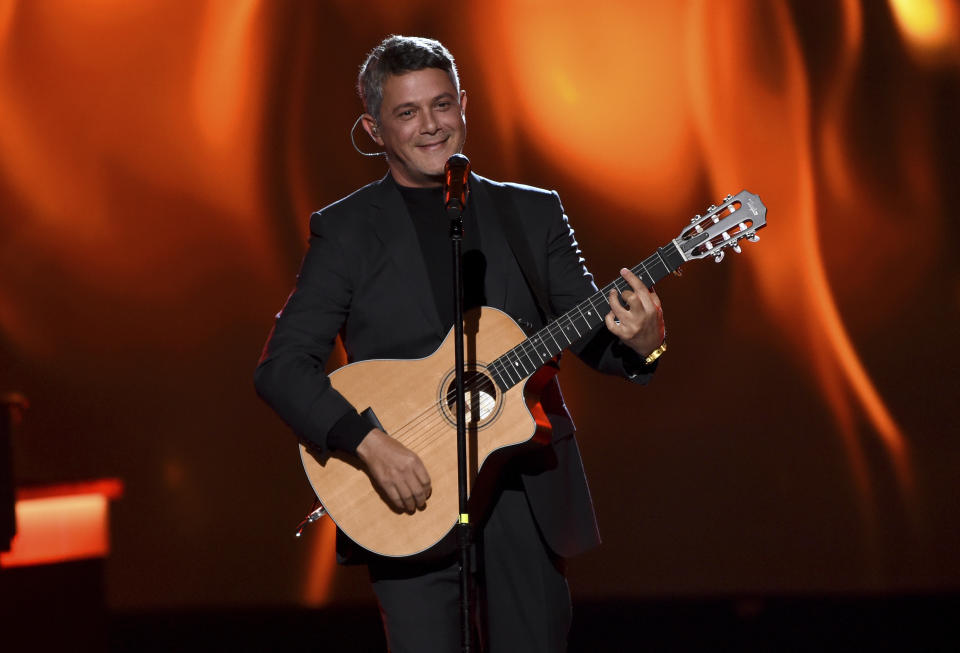 ARCHIVO - Alejandro Sanz interpreta "Mala gente" en la gala de la Academia Latina de la Grabación en honor a Juanes el 13 de noviembre de 2019 en Las Vegas. Sanz se presentará en un número musical en los Latin Grammy, que se entregarán el 16 de noviembre en Sevilla, España. (Foto Chris Pizzello/Invision/AP, archivo)