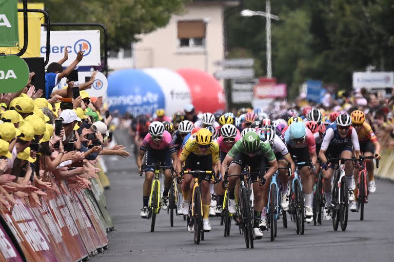 La llegada de la quinta etapa, con Lorena Wiebes al frente, delante de Marianne Vos, que mantiene la camiseta amarilla que se calzó tras la segunda jornada del Tour de Francia Femenino.