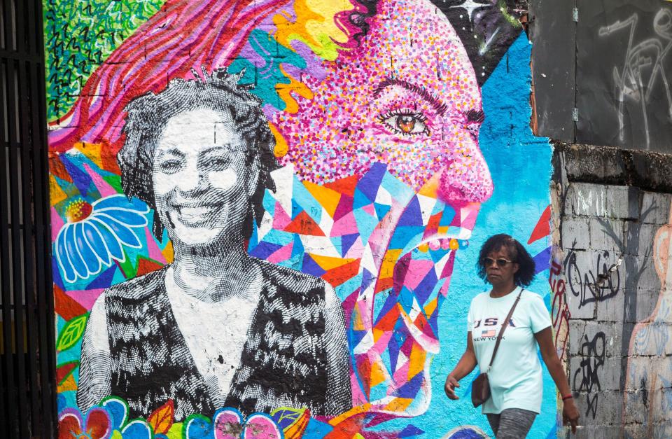 A mural depicting slain councilwoman Marielle Franco.&nbsp; (Photo: DANIEL RAMALHO via Getty Images)