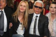 <p>La carrière de Vanessa Paradis dans la mode est intimement liée à Karl Lagerfeld. Et pour cause, les deux ont travaillé ensemble pendant plus de vingt ans. En 1991, Vanessa Paradis est choisie pour être l’égérie du parfum Coco Chanel à la télévision. Le début d’une longue carrière. Par la suite, celle qui est devenue chanteuse donnera son visage aux sacs à main de Chanel puis aux rouges à lèvres Rouge Coco. </p>