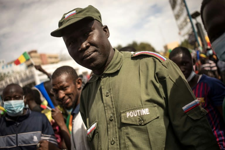 Un Malien habillé d'un faux uniforme russe lors d'une manifestation contre les sanctions internationales visant le Mali, à Bamako le 14 janvier 2022 (AFP/FLORENT VERGNES)