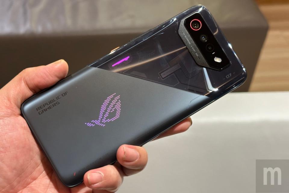 ▲ROG Phone 7採用一刀斜切Slash設計語言，另外搭配雙色調設計，並且在機身背面採用曾在筆電產品出現的玻璃下印刷技術，藉此詮釋科技質感