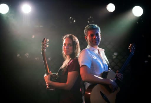 Rodrigo y Gabriela moved to Europe in the late 1990s, settling in Dublin where they began busking and playing local pubs