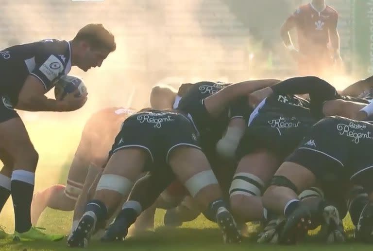 Santiago Cordero haciendo lo más típico de un medio-scrum; por primera vez y en su centésimo partido como profesional, el habitualmente wing de Bordeux Bègles se desempeñó como número 9, en el triunfo sobre Scarlets por la Champions Cup.