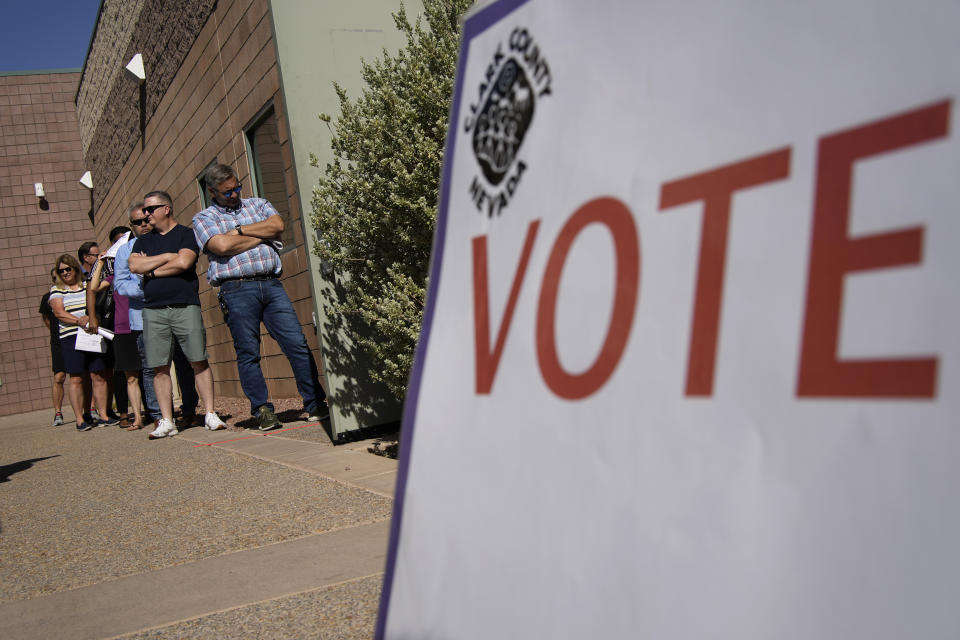 Varias personas hacen fila para votar en un centro electoral el martes 14 de junio de 2022, en Las Vegas. (AP Foto/John Locher)