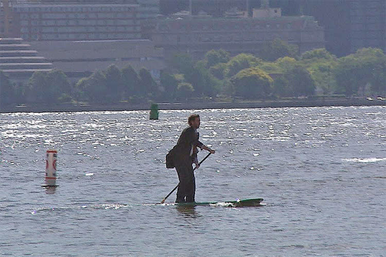 El hombre haría querido ahorrarse el pasaje en ferry y llegar a tiempo a una reunión en Nueva York. Foto: Twitter.com/SurferToday