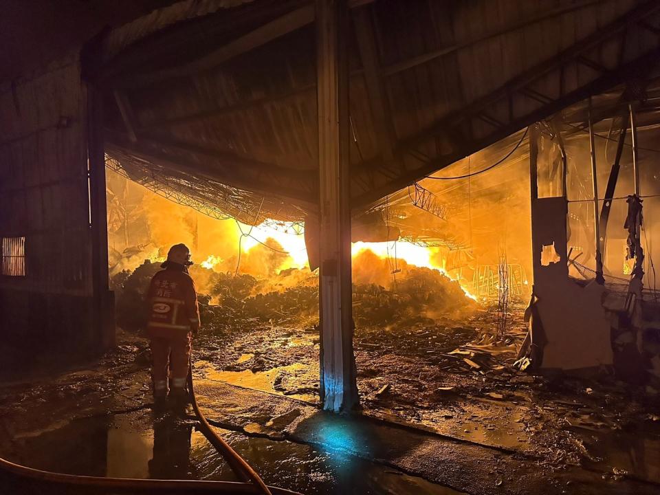 新北市三峽一間印刷廠今天凌晨發生大火，大量警消到場撲滅火勢。翻攝自新北消防發爾麵臉書