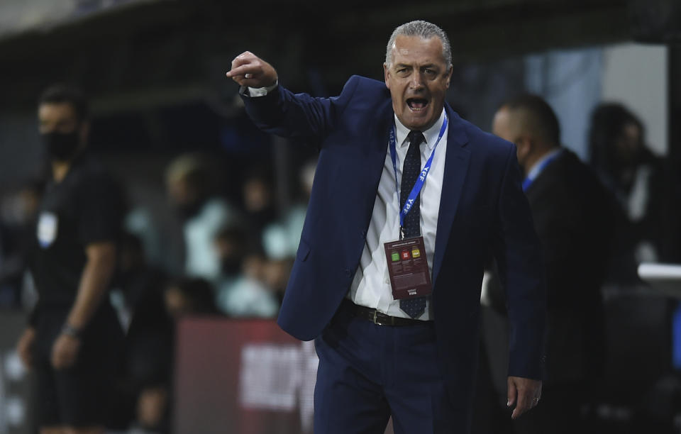 El técnico de Ecuador Gustavo Alfaro durante el partido contra Argentina por las eliminatorias del Mundial, el jueves 8 de octubre de 2020, en Buenos Aires. (Marcelo Endelli/Pool vía AP)