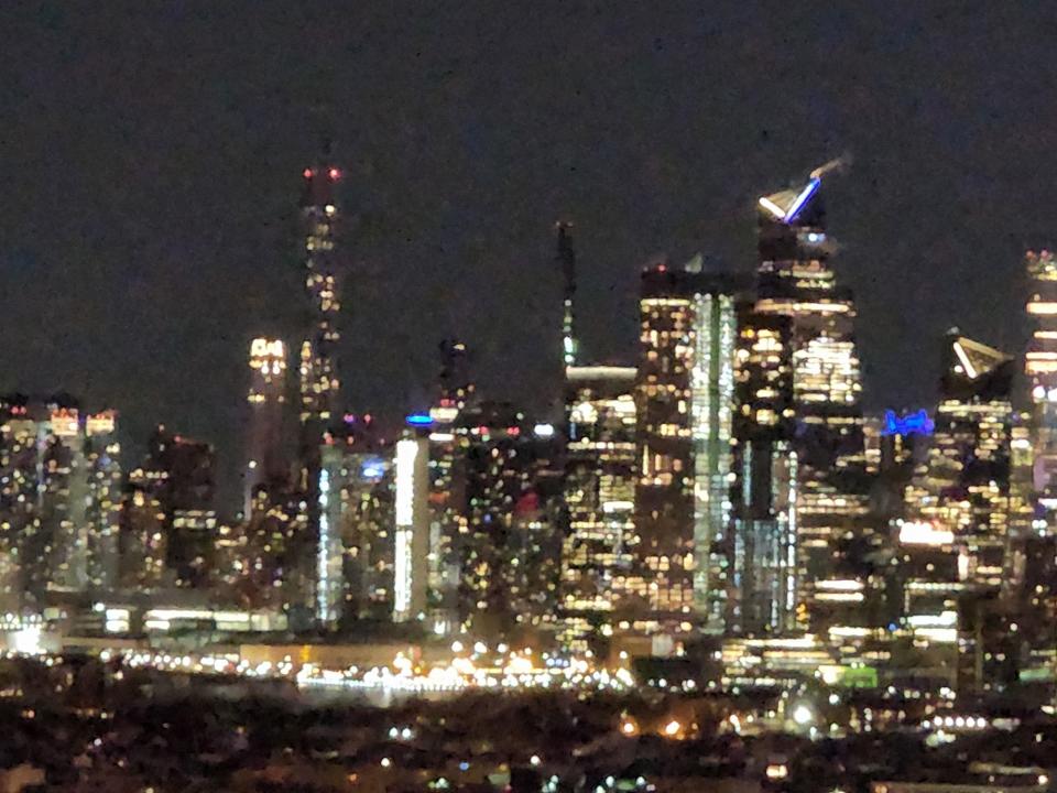 <p>A camera sample from the Galaxy S22 Ultra's zoom camera showing NYC's skyline at night. The image is blurry.</p>
