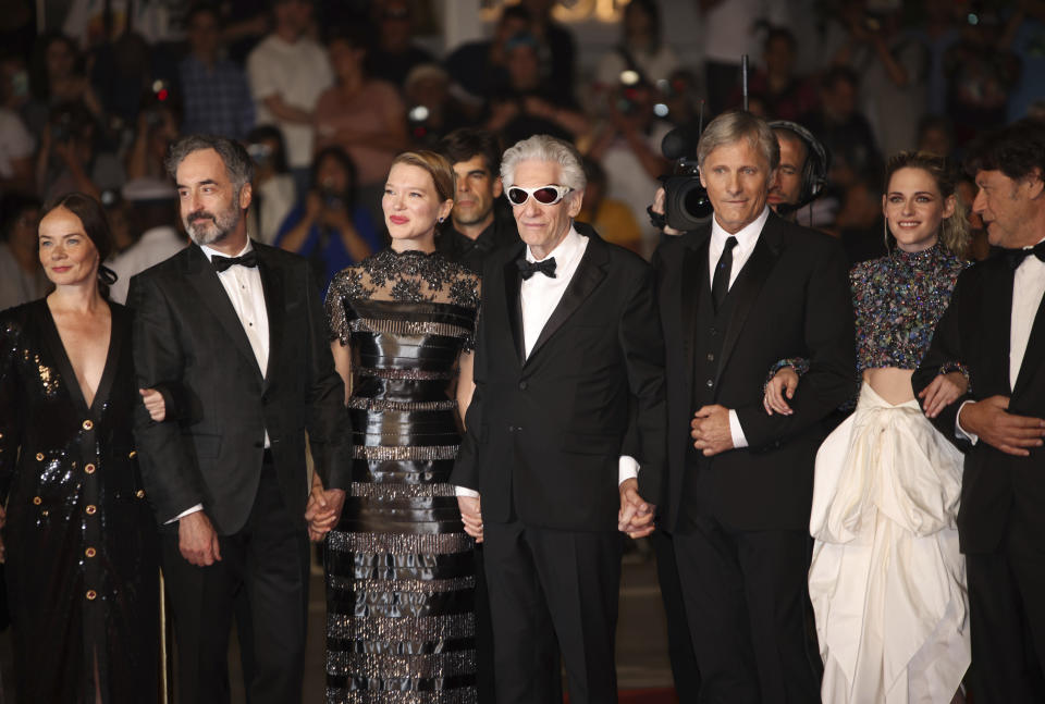 Nadia Litz, de izquierda a derecha, Don McKellar, Lea Seydoux, el director David Cronenberg, Viggo Mortensen, Kristen Stewart, y Robert Lantos posan a su llegada al estreno de la película “Crimes of the Future” en la 75a edición del Festival de Cine de Cannes en Francia el 23 de mayo de 2022. (Foto Vianney Le Caer/Invision/AP)