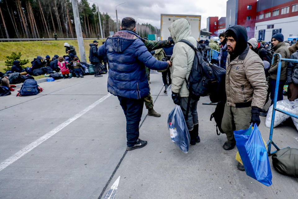 <p>Debido a los enfrentamientos con la policía de Polonia y a las duras condiciones, varios inmigrantes, incluidos algunos niños, perdieron la vida en aquellos campamentos. (Foto: Sefa Karacan / Anadolu Agency / Getty Images).</p> 