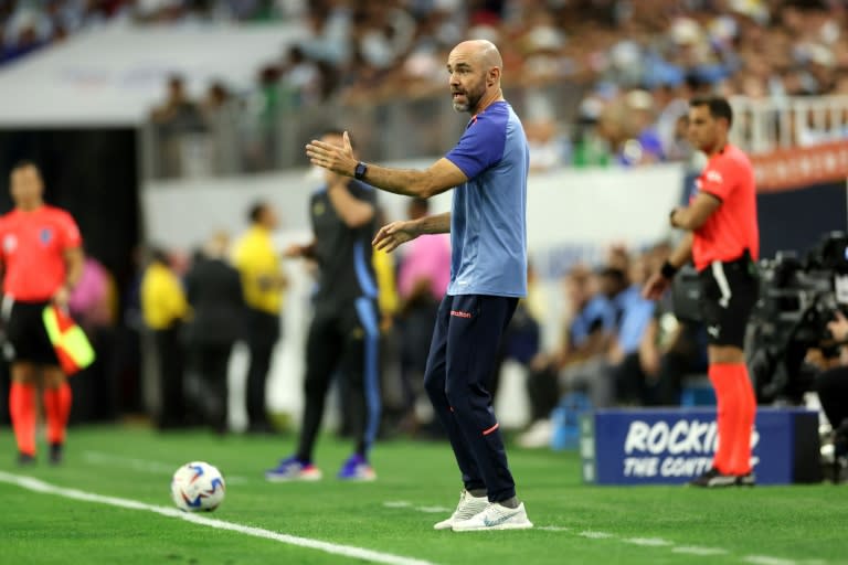 Felix Sánchez da instrucciones en el banco de Ecuador durante el partido ante Argentina del jueves. (CHARLY TRIBALLEAU)