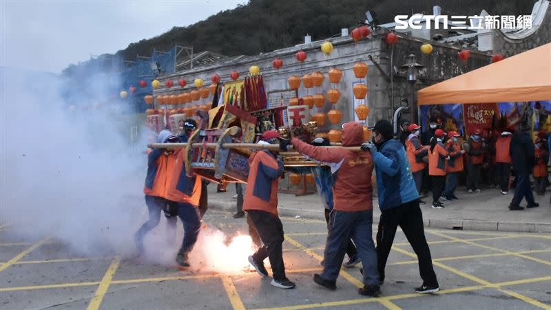 馬祖北竿擺暝文化祭中的「尬乩」，神與神之間的交流。（圖／記者陳慈鈴攝影）