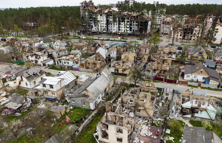 Se fotograf&#xed;an casas destruidas en Irpin, en las afueras de Kiev, Ucrania, el s&#xe1;bado 30 de abril de 2022.
