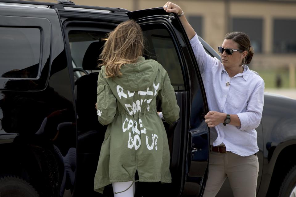 Melania nach dem Besuch eines Flüchtlingsheims in Mexiko. Ihre Zara-Jacke sorgte für jede Menge Aufregung. (Bild: AP Photo)