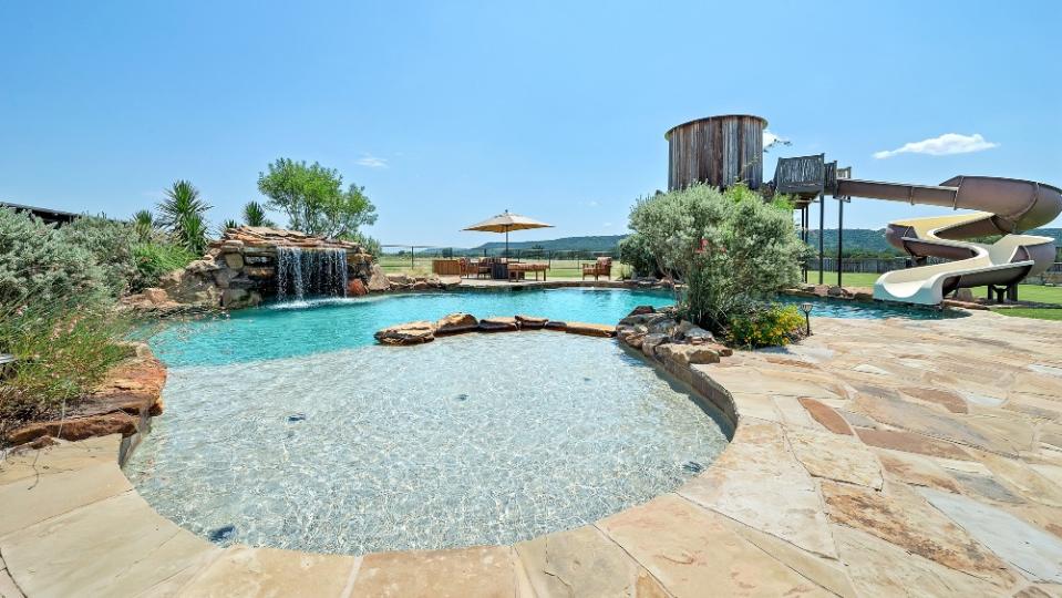 The pool at Rocker B Ranch in <a href="https://robbreport.com/tag/texas/" rel="nofollow noopener" target="_blank" data-ylk="slk:Texas;elm:context_link;itc:0;sec:content-canvas" class="link ">Texas</a>