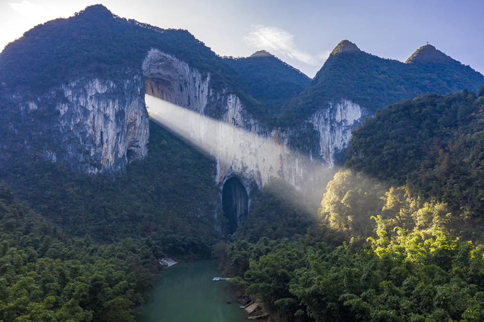 燕子洞（Photo by Pan Junxiang/VCG, Image Source : Getty Editorial）