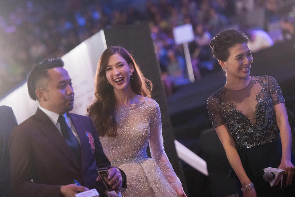 <p>Hosts Baki zainal, Stephanie Carrington and Wang Li Huan (L to R) on the red carpet before the start of the 22nd Asian Television Awards. (Photo: Joseph Nair for Yahoo Lifestyle Singapore) </p>