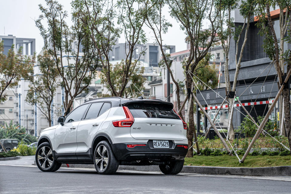 試駕車款為 Volvo XC40 Recharge，售價為新台幣 219 萬元起。