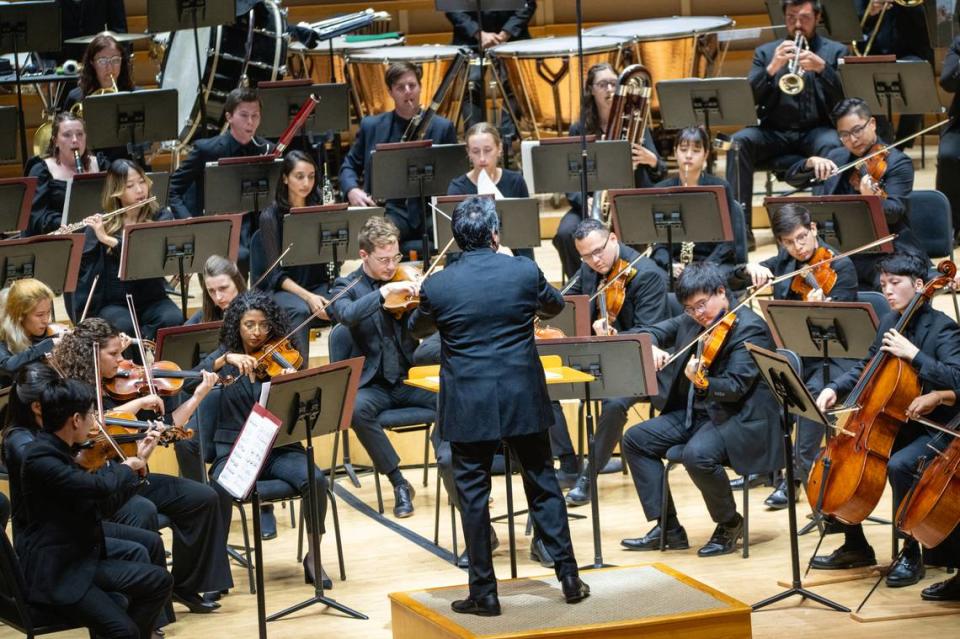 La música de Leonard Bernestein “en el género que sea, es excelente con momentos sublimes”. Aquí, la interpreta la New World Symphony (NWS), bajo la batuta de Miguel Harth-Bedoya, en el Arsht Center, en octubre de 2023. 