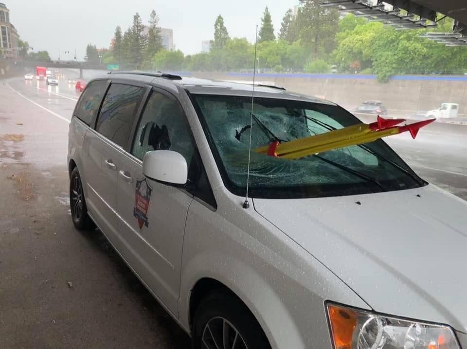 Trípode incrustado en la furgoneta donde viajaban dos veteranos de California/Patrulla de Carreteras del Sur de Sacramento