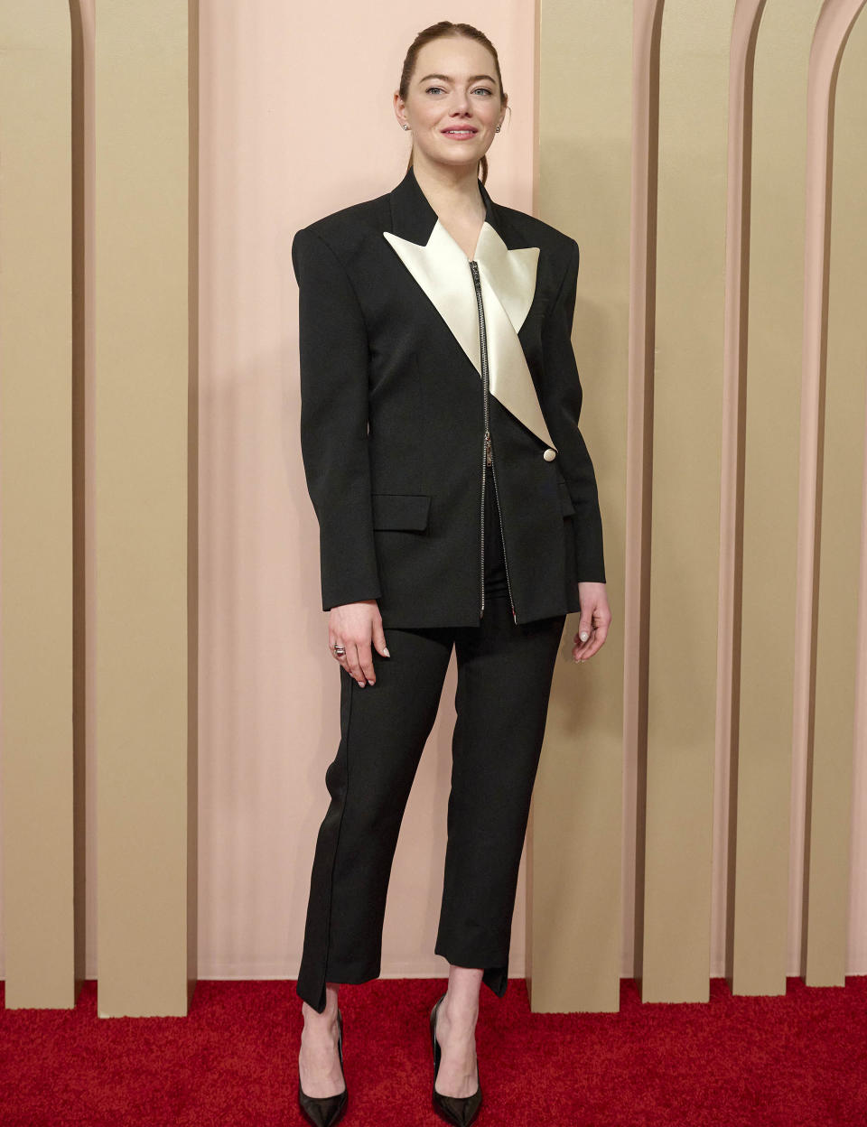 EMMA STONE SUCCOMBE AU LOOK NOIR ET BLANC