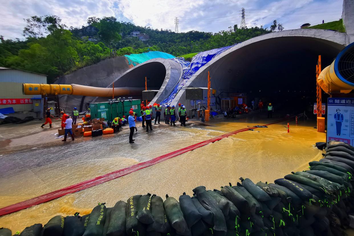 China Tunnel Flood (Chinatopix)