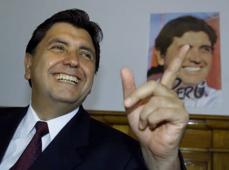 FILE PHOTO: Peru's Presidential candidate Alan Garcia smiles during a press conference in Lima, Peru April 7, 2001. REUTERS/Pilar Olivares/File Photo