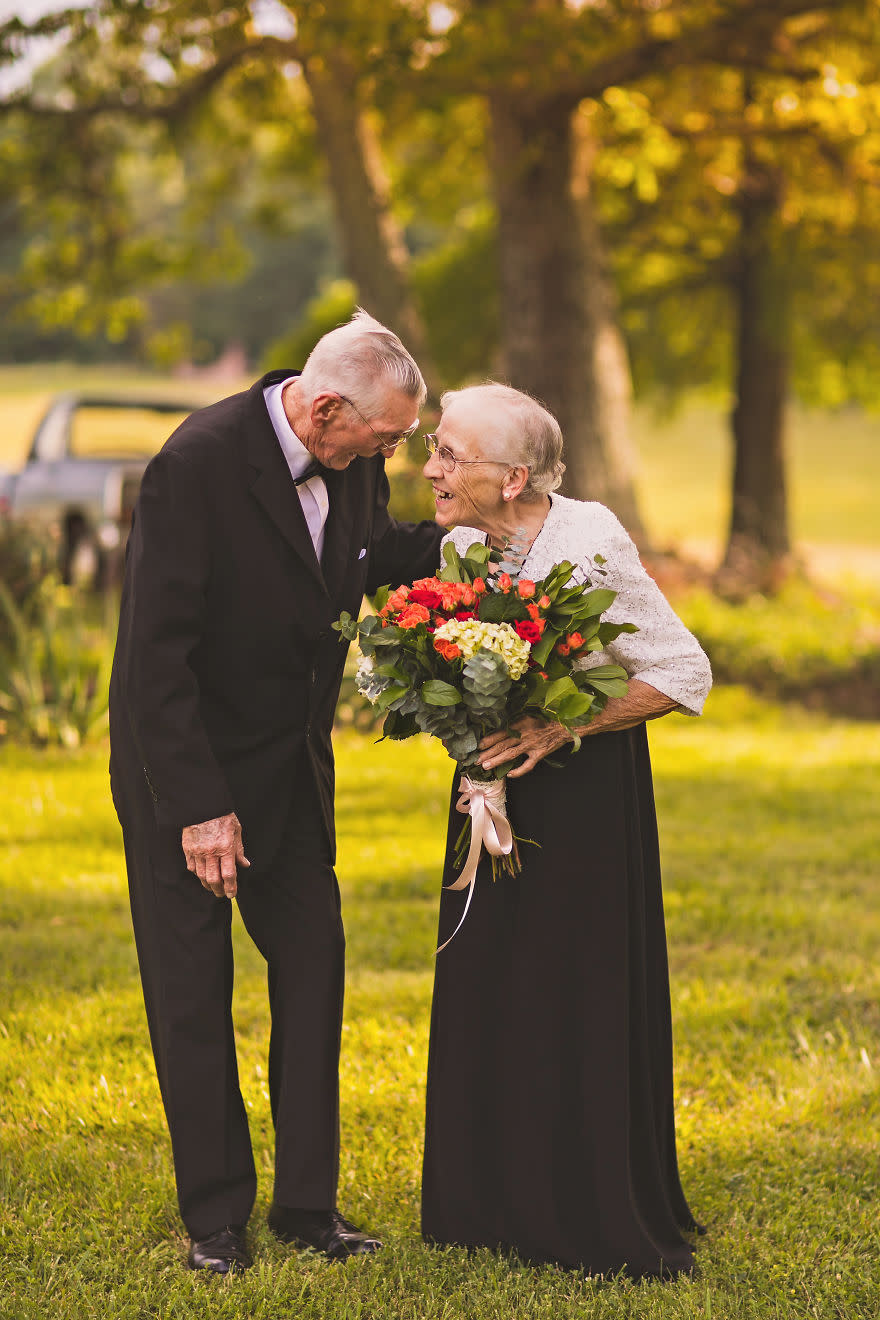 <p>Se llaman Harold y Ruby. Son una pareja estadounidense que está celebrando su aniversario con esta sesión de fotos. </p>