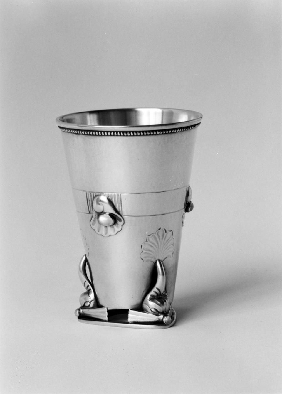 GEORG JENSEN編號118古董純銀月光石花瓶。（廠商提供）