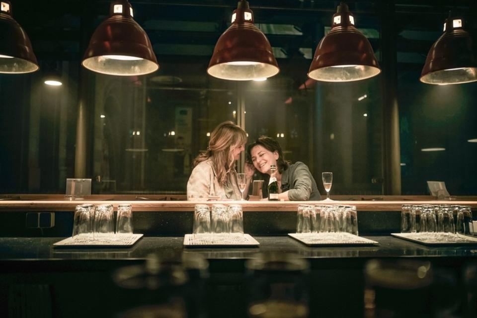 Friseurin Birgitt (Nastassja Kinski, links) und Reinigungskraft Christa (Martina Gedeck) begegnen sich nach Feierabend zufällig in einer Bar. Man versteht sich, man kommt sich näher. (Bild: EuroVideo)