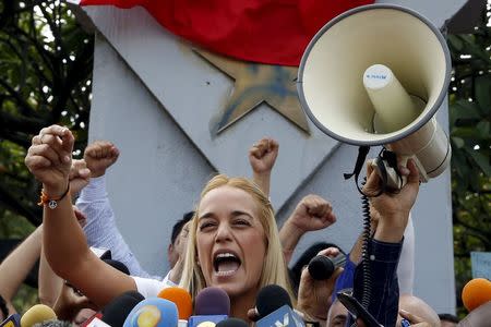 Lilian Tintori, wife of jailed opposition leader Leopoldo Lopez, speaks during a news conference in Caracas September 11, 2015. REUTERS/Carlos Garcia Rawlins