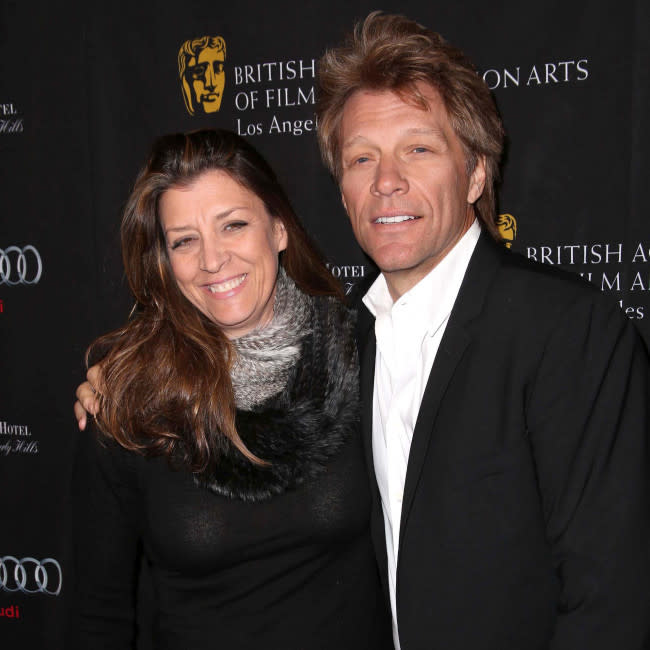 Esposa de Jon Bon Jovi se pierde su nuevo documental por enfermar de Covid credit:Bang Showbiz