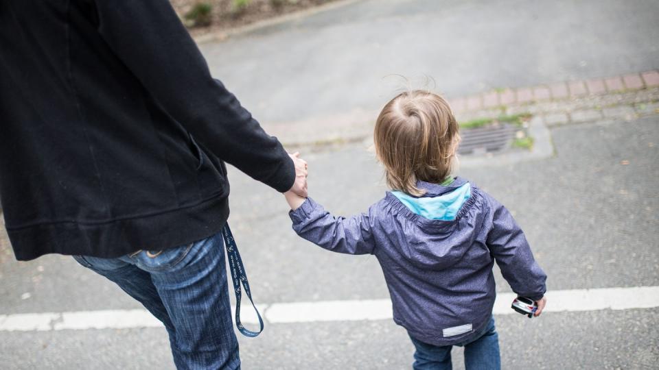 Eine Mutter hält ihren Sohn an der Hand. Der Kinderbonus hat sich als effektive Konjunkturhilfe erwiesen.