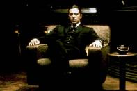 Er ist sogar noch abgebrühter als sein Vater: Und dabei weigert sich Michael Corleone (Al Pacino, Bild) anfangs sogar, in die Fußstapfen von Don Vito (Marlon Brando) zu treten. Doch als sein Vater stirbt ... (Bild: Paramount Pictures)