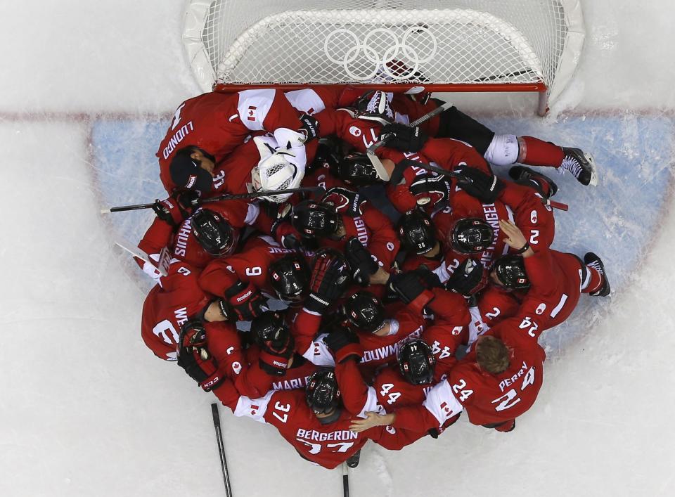 Canada's players huddle as they celebrate defeating Sweden in their men's ice hockey gold medal game at the Sochi 2014 Winter Olympic Games February 23, 2014. REUTERS/Mark Blinch (RUSSIA - Tags: SPORT ICE HOCKEY OLYMPICS)