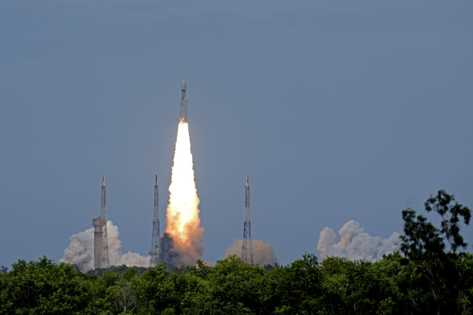 Das indische Raumschiff Chandrayaan-3 startet vom Satish Dhawan Space Centre. (Bild: Aijaz Rahi/AP/dpa)
