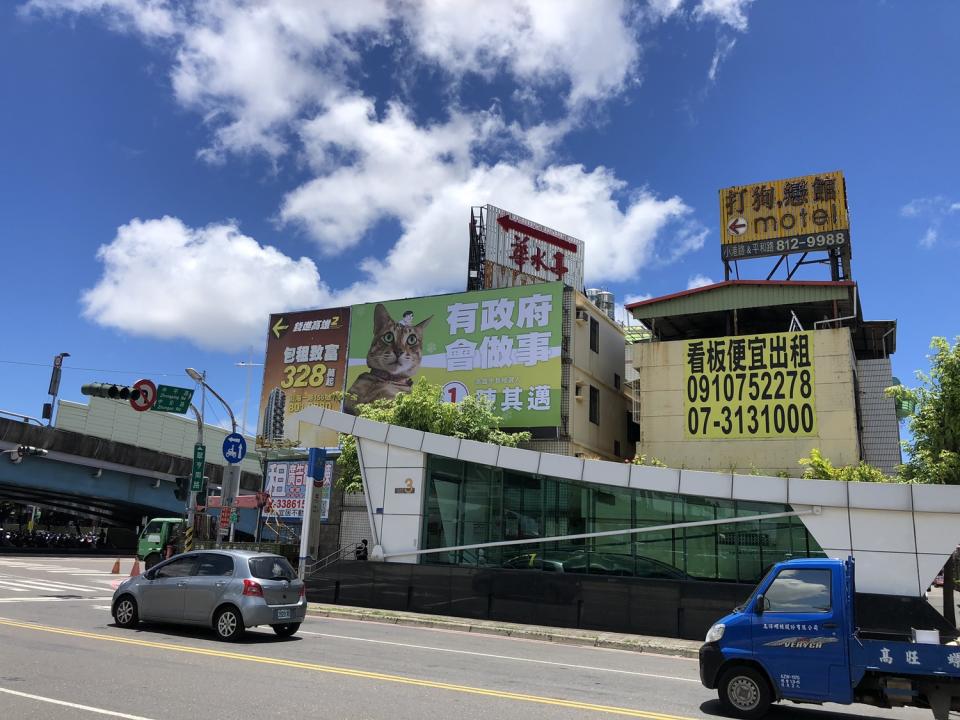 位於知名景點草衙道附近的「小米看板」。   圖：陳其邁競辦/提供