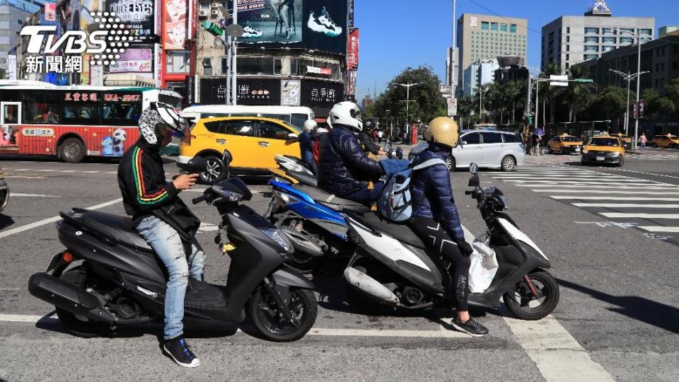 有些人會在機車上加裝手機架。（示意圖，非當事人／shutterstock達志影象）