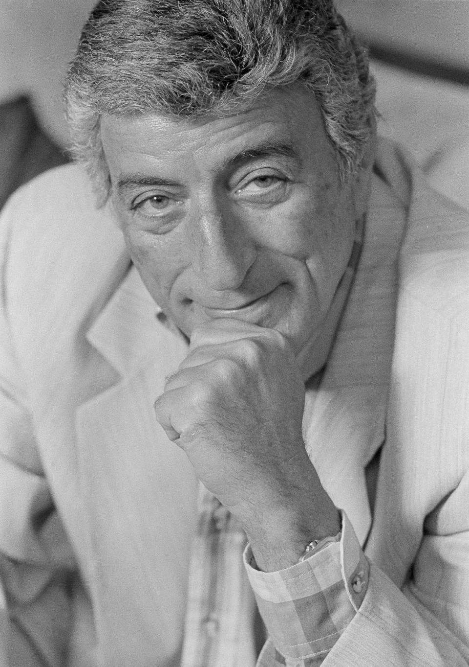 ARCHIVO - Tony Bennett, quien todavía realiza 200 conciertos al año, en su estudio de Nueva York, donde disfruta pintando, el 13 de mayo de 1991. Bennett, admirado por Frank Sinatra y Lady Gaga, murió el viernes 21 de julio de 2023. Tenía 96 años. (Foto AP/Marty Reichenthal, archivo)