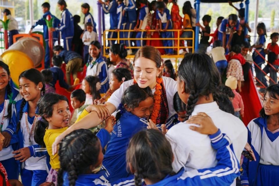 安妮來台13年首次遇大地震至今不敢獨睡 ! 尼泊爾偏鄉獻愛  打造兒童遊樂場開心落淚 