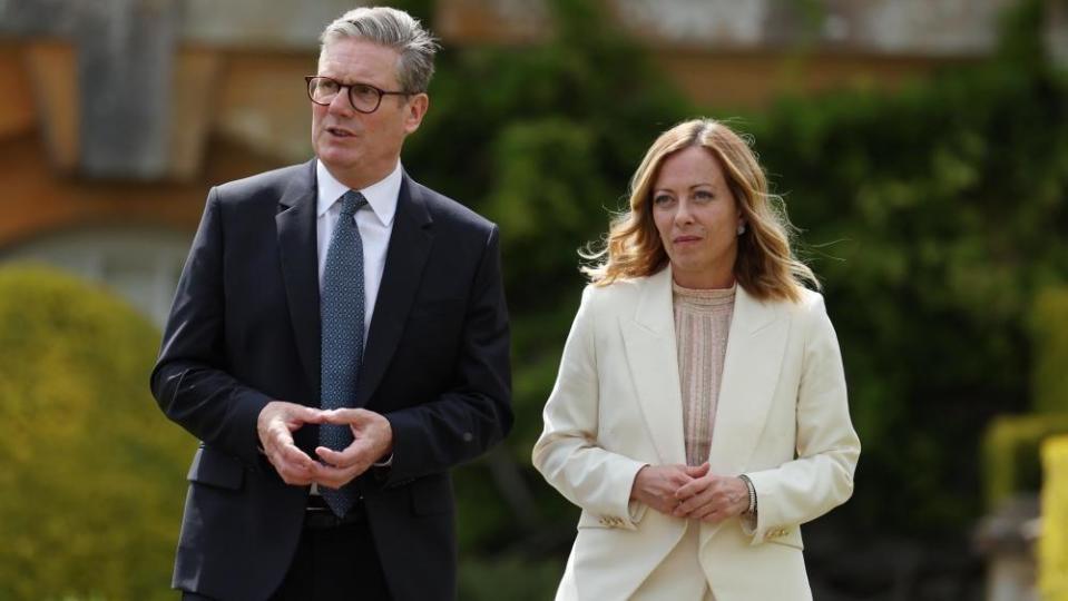 Starmer and Meloni walk through the gardens of Blenheim Palace 