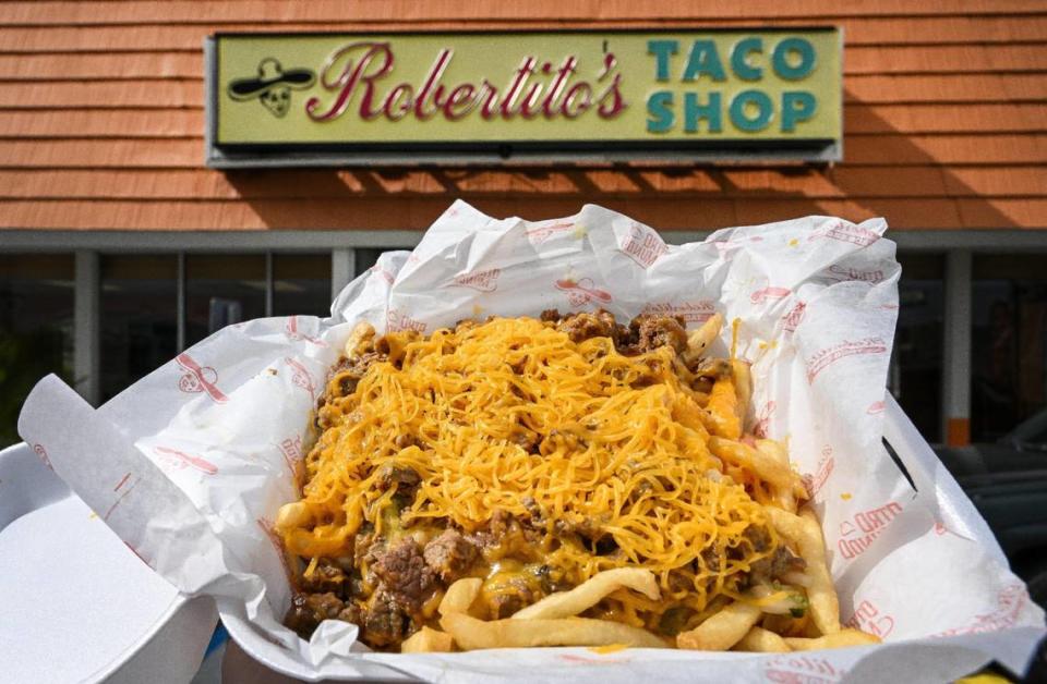 Las asada fries de Robertito's Taco Shop, también conocidas como RTS fries, son papas fritas con carne a elegir, y uno de los platillos más populares del restaurante local.